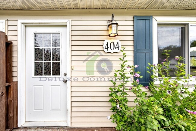 Photo - 404 Russell St