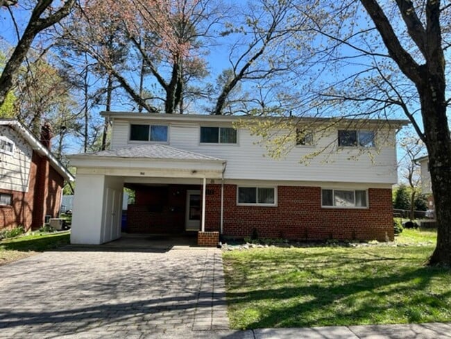 Building Photo - Fully updated 4 BR/2.5 BA home close to all amenities, Route 29 and 495