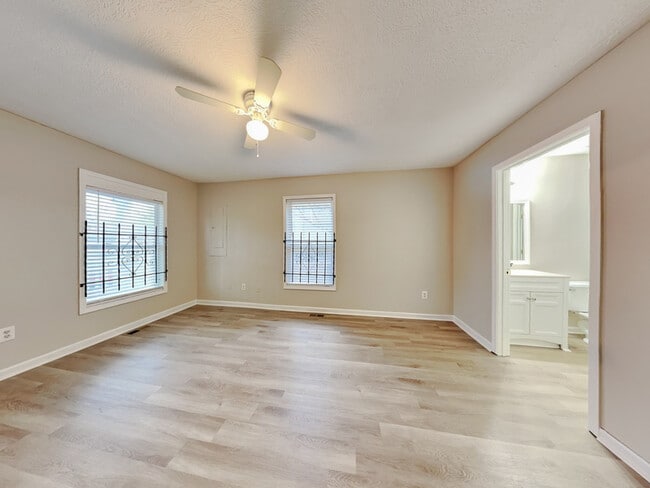 Photo - 729 Cooper St SW