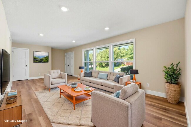 1104 Falcon Dr