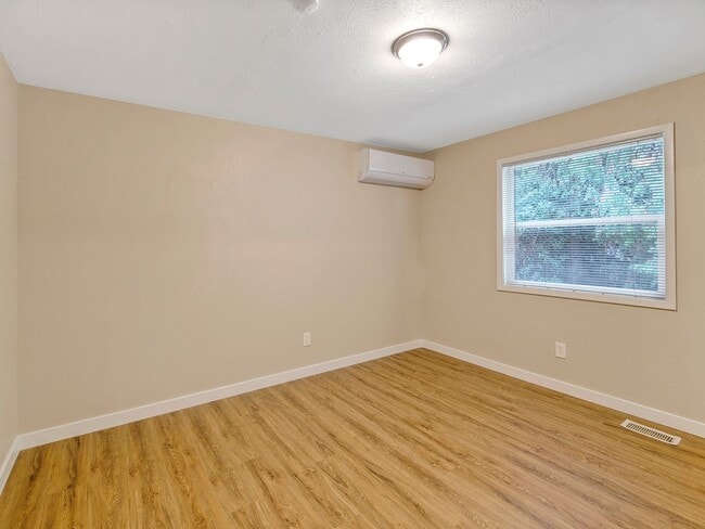 Photo - MID-CENTUTY MODERN 4 BEDROOM/2 BATH HOME-MUST SEE TO APPRECIATE!!