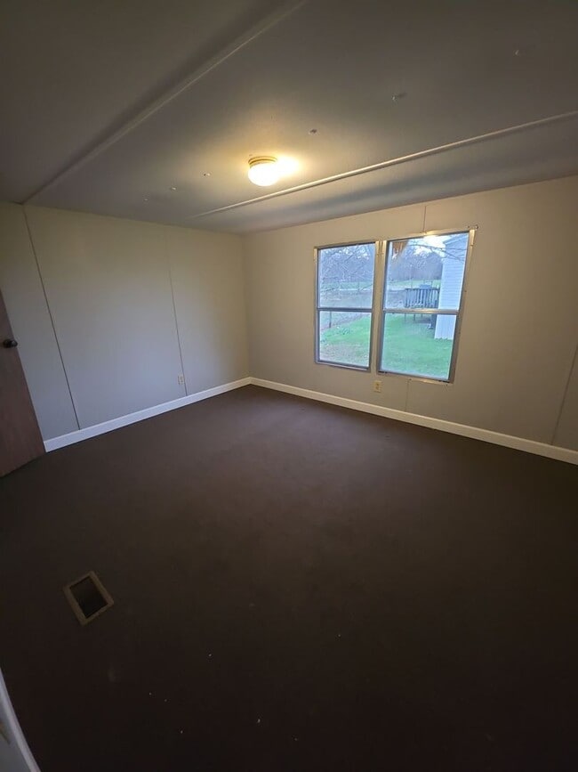 Photo - 2-Bedroom, 2-Bath Trailer with Scenic Views in Sparta, TN