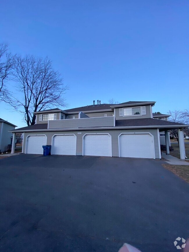 Building Photo - 1 bedroom 1 bathroom duplex in Aurora Rental
