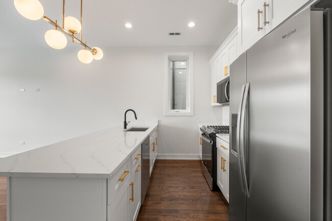 Photo - 420 E 50th Pl Unit 1