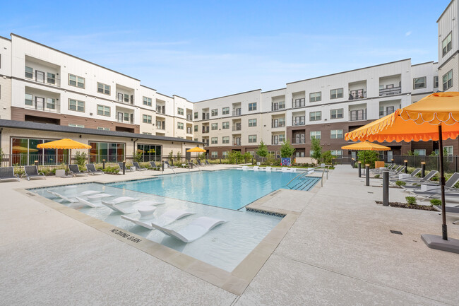 Pool Days! - The Vic on Park Row Rental