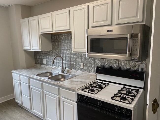 Building Photo - 2 Bedroom + Den, Updated Row House with Of...