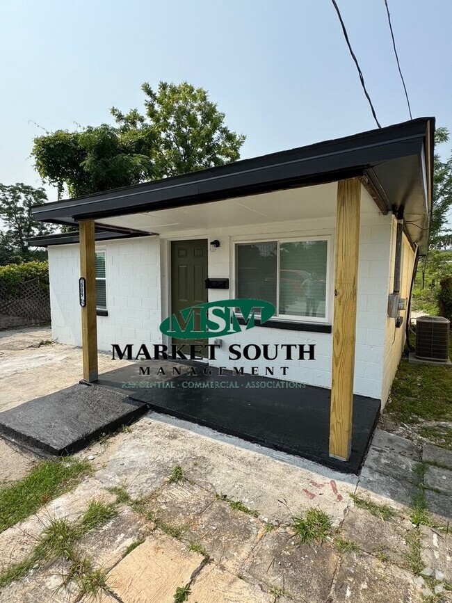 Building Photo - *REDUCED!!* Charming Renovated 2BR/1BA Cot... Rental