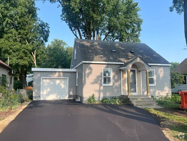 Building Photo - Adorable 3 Bedroom Fully Renovated Home!