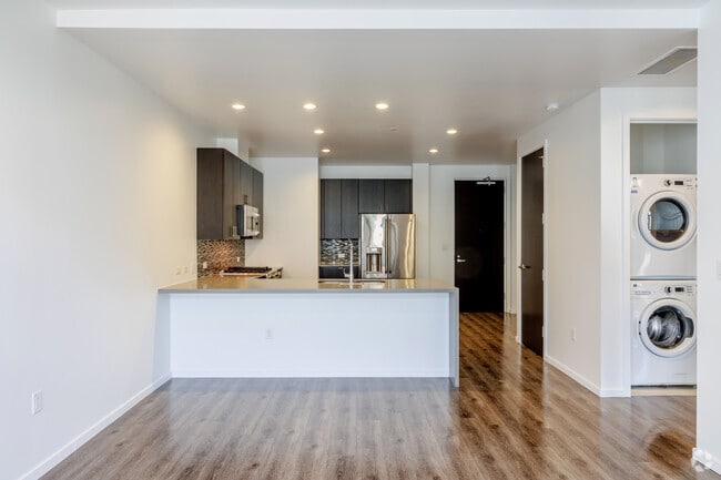 1BR, 1BA - 848SF