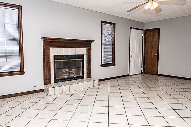Photo - 116 Walker Cir E