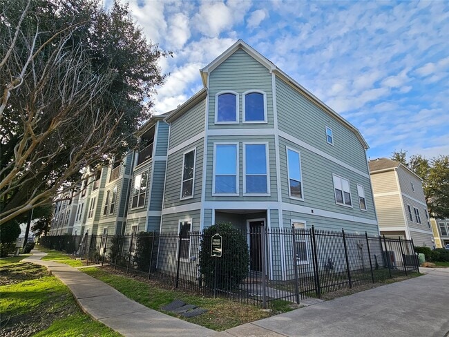 Building Photo - 1271 W 17th St
