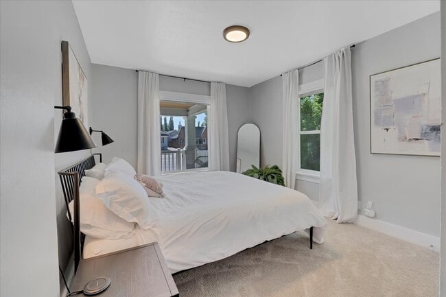 Photo - 355 E 400 N