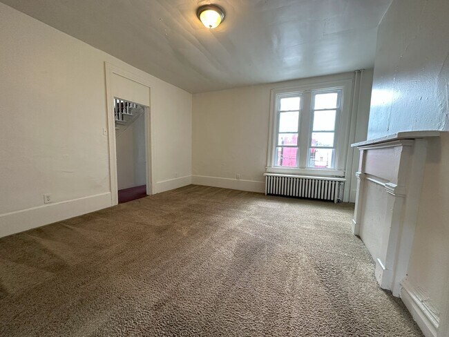 Photo - Spacious 5 Bedroom Apartment in Oakland! P... Unit 35602