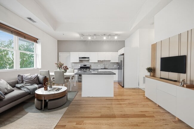 Building Photo - 156 Chelsea St Unit #103