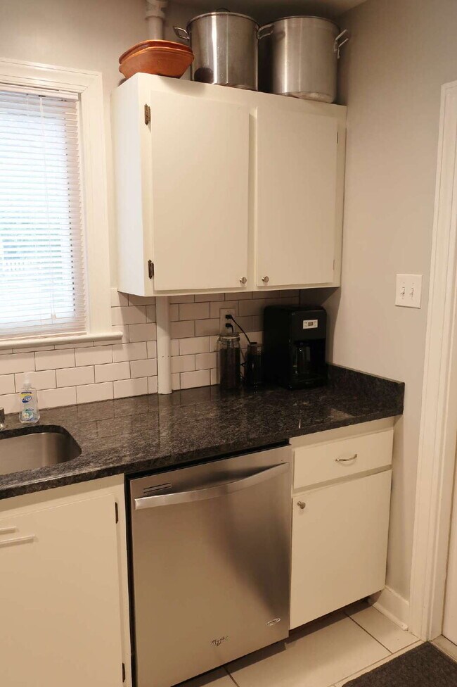 Photo - Minutes from Savannah, shops and restaurants