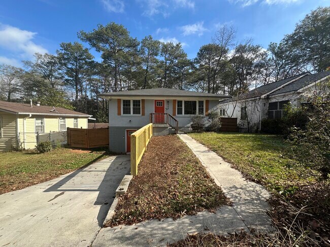 Building Photo - 569 Woods Dr NW