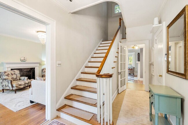 Photo - Stunning 3 bedroom FURNISHED MID-TERM RENTAL home in historic downtown Burlington