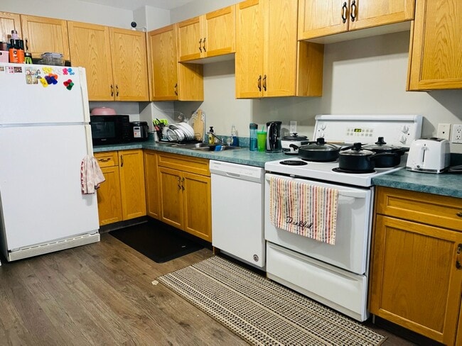 Photo - 10102-10107 107 Ave