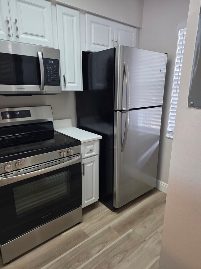 Refrigerator - 2222 N Cypress Bend Dr Unit #202