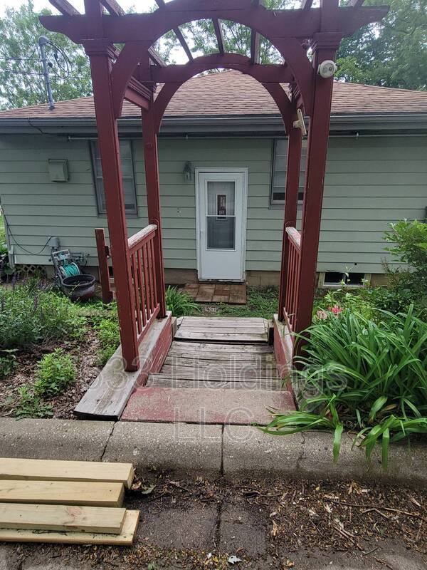 Building Photo - 410 Kutz Ln