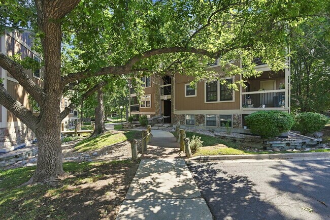 Building Photo - $1,595.95 2 bed, 2 bath located in Lakewood with a washer and dryer Unit #122