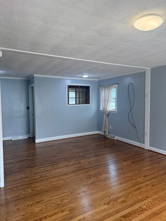 Building Photo - 3 Bedroom House