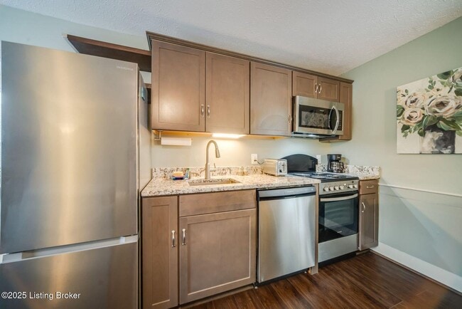 Photo - 11613 Main St