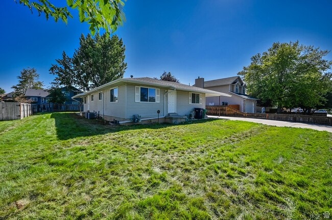Photo - 916 Vics Rd