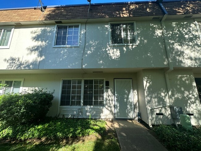 Building Photo - Three Bedroom Townhome Near River Access