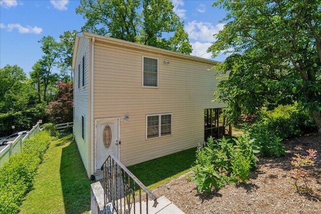 Photo - Cozy 3BE/2.5BA Colonial in Takoma Park with screened porch!