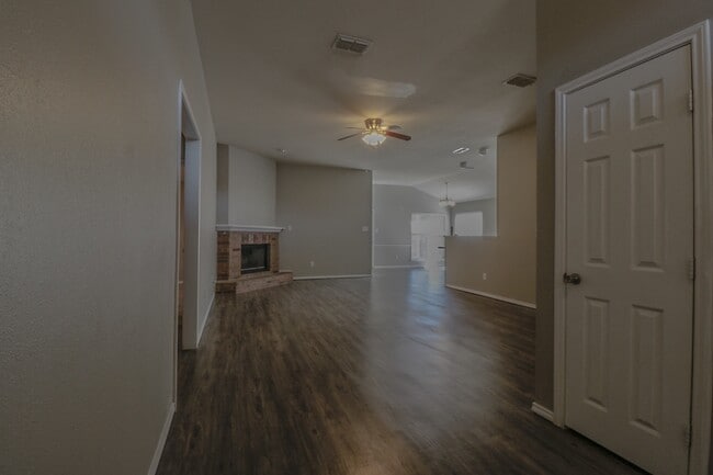 Photo - 4Bed/2Bath Available 11/10 !