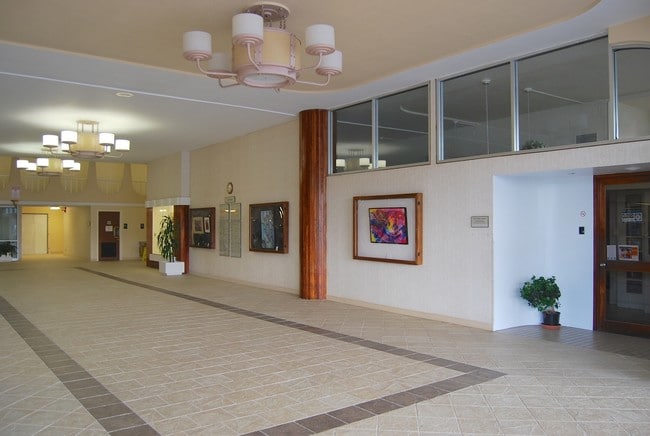 Lobby - Hilo Lagoon Centre