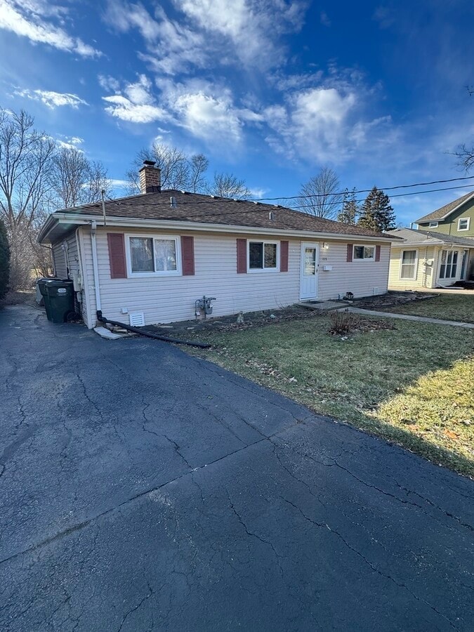 Photo - 115 W Helen Rd