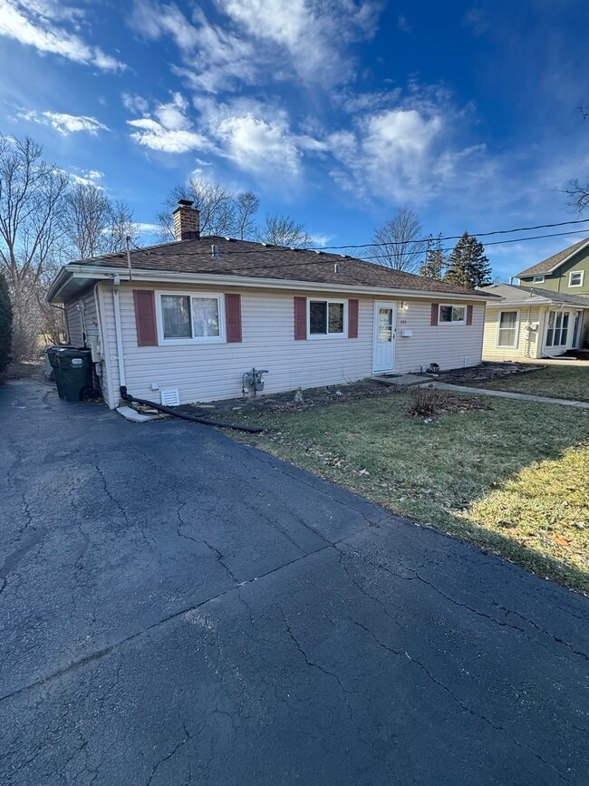 Building Photo - 115 W Helen Rd