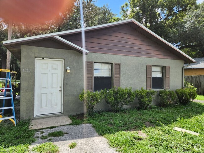 Building Photo - Move-In Ready 2BR/2BA Home with Modern Upd...