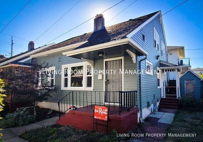 Building Photo - 5521 N Vancouver-