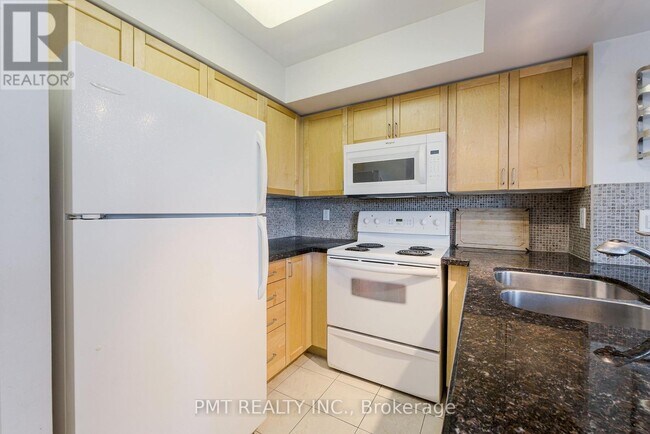 Photo - 28 Harrison Garden Blvd Unité 303