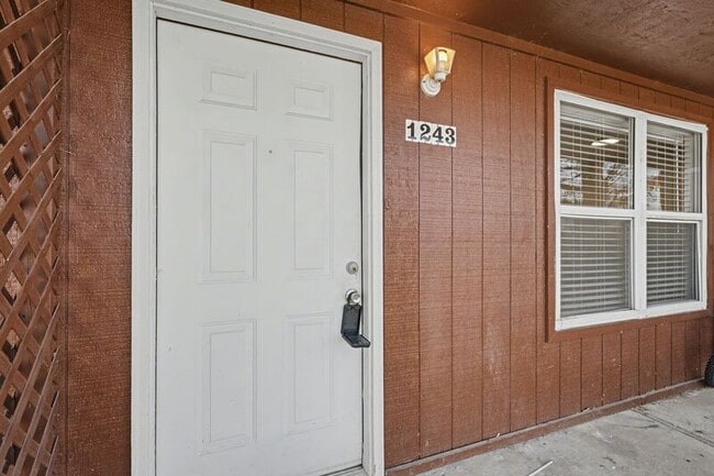 Building Photo - 1241-1247 W Sunset Dr Unit 1243