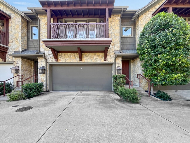 Building Photo - Amazing Townhome