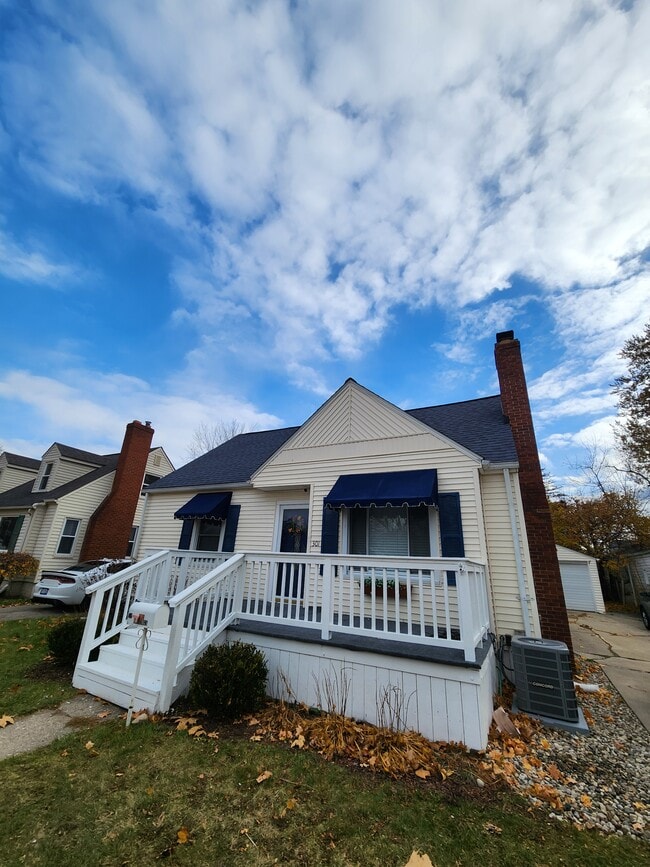 Building Photo - 301 Hastings St