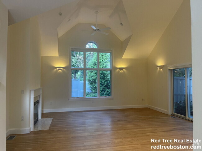 Building Photo - 900 W Roxbury Pkwy Rental