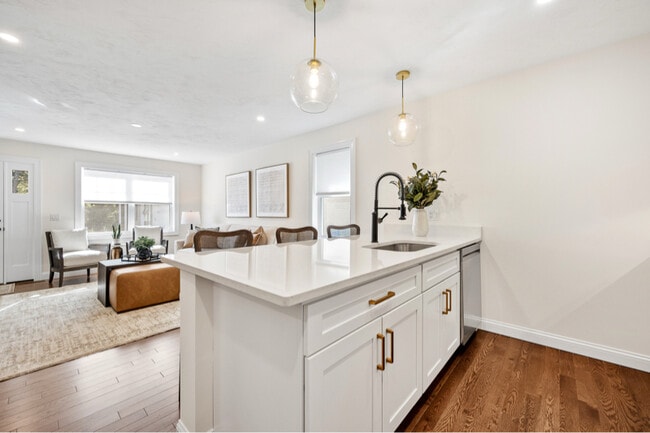 Photo - 404 Oxford St N