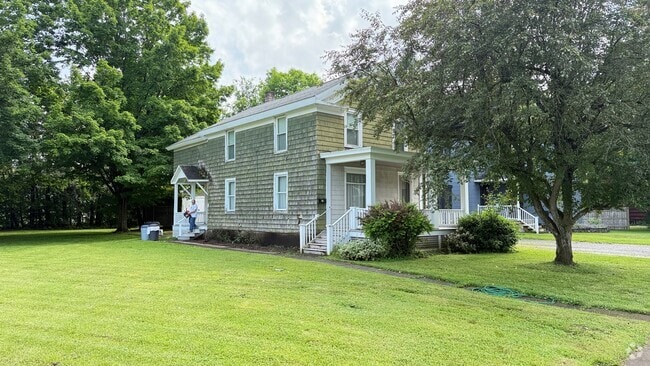 Building Photo - 211 W Hickory St Rental