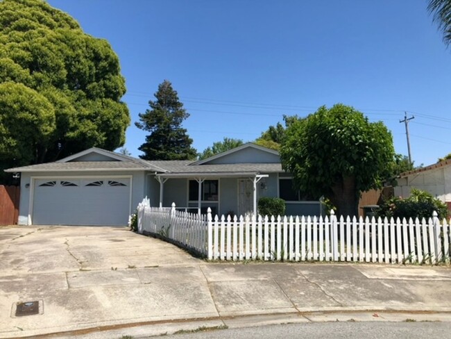 3 Bedroom Home in Hollister - 3 Bedroom Home in Hollister