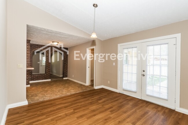 Photo - 304 Applegate Rd