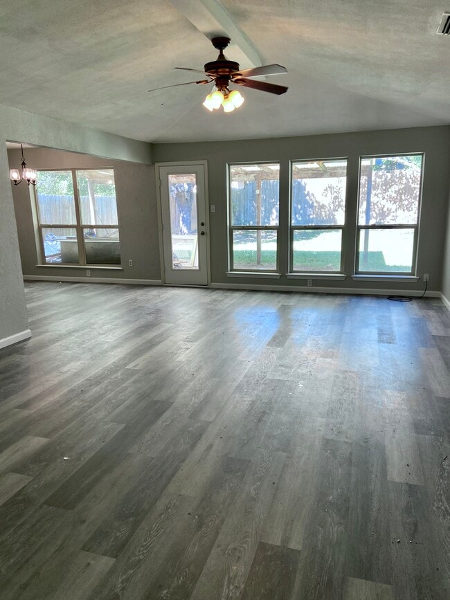 Photo - 701 Morning Glory Ln