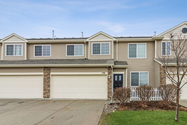 Building Photo - 3 Bedroom 2.5 Bath Townhome. Waukee Schools!!
