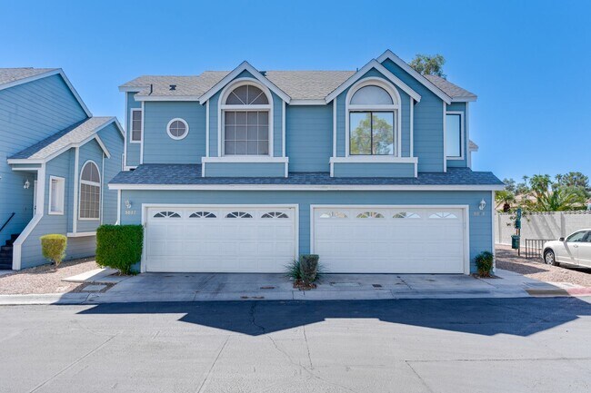 Building Photo - Stylish 2-Bed Townhome with Loft & Dual Pr...
