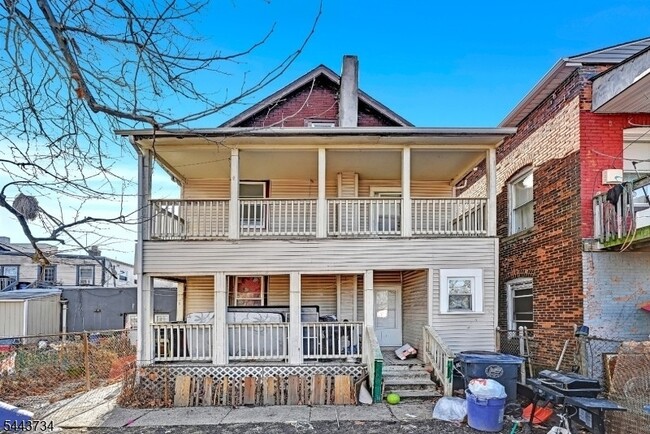 Building Photo - 2 Columbus Pl Unit 2R