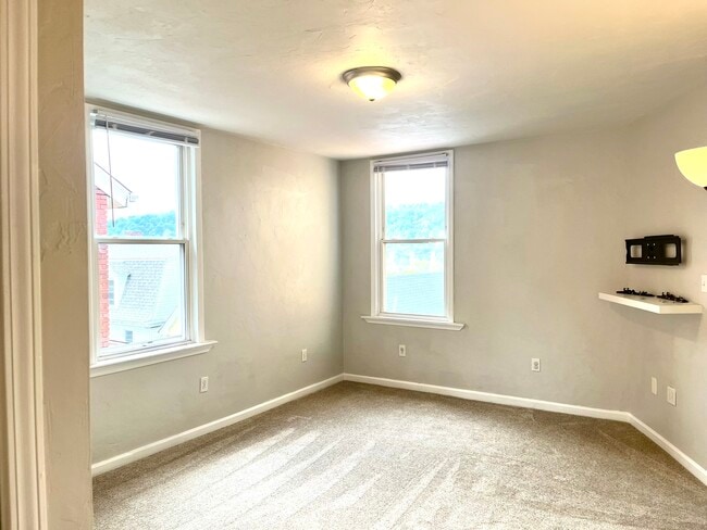 Building Photo - 241 W 9th Ave Unit Apt 2